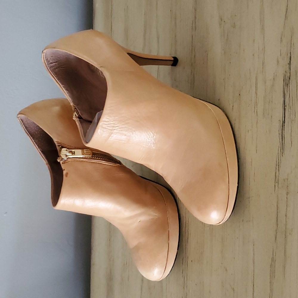 Vince Camuto Camel color booties size 7